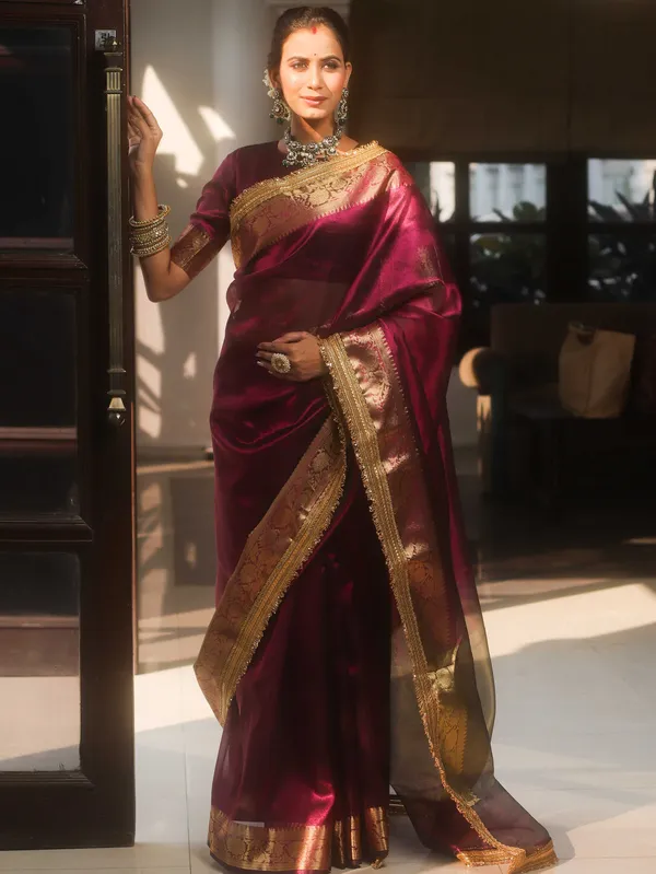Banarasi_Tissue_Silk_Saree_with_Dual_Tone_Pattern_and_Designer_Lace