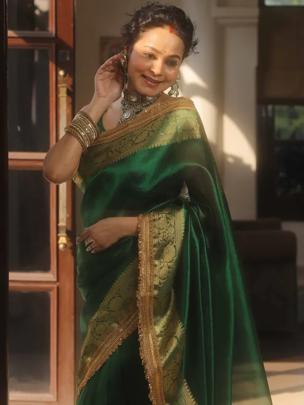 Banarasi_Tissue_Silk_Saree_with_Dual_Tone_Pattern_and_Designer_Lace
