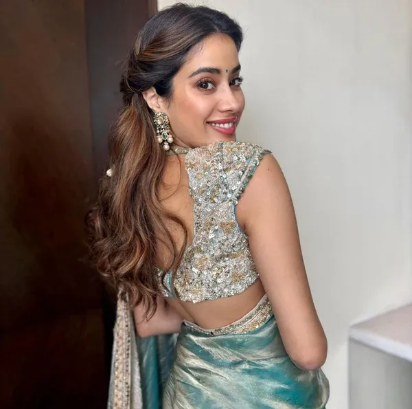 Banarasi_Firozi_Blue_Jahnvi_Kapoor_Inspired_Tissue_Silk_Shimmer_Saree_With_Sequence_Lace_With_Unstitched_Blouse_Piece