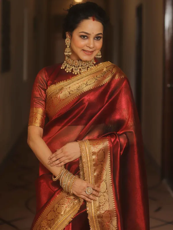 Banarasi_Tissue_Silk_Saree_with_Dual_Tone_Pattern_and_Designer_Lace