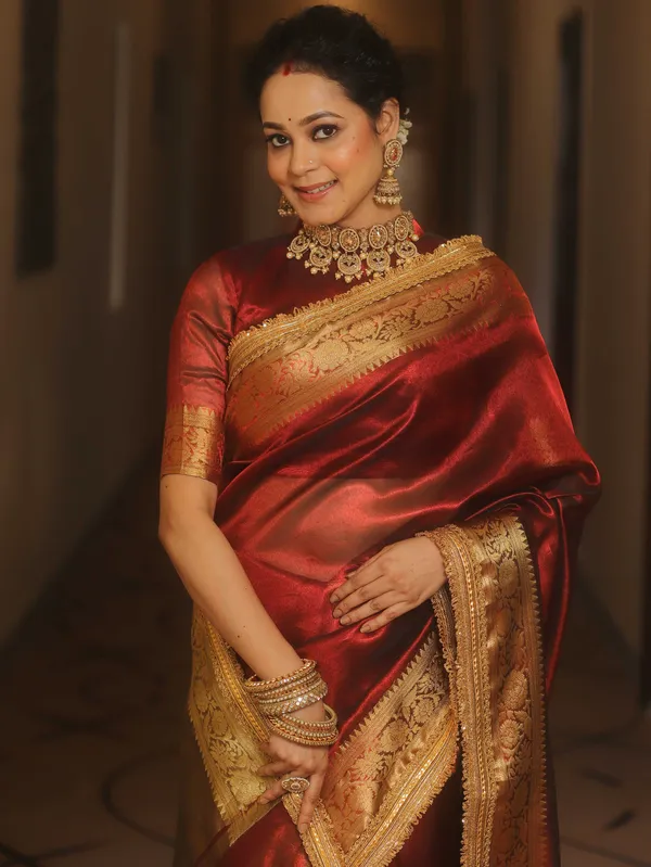 Banarasi_Tissue_Silk_Saree_with_Dual_Tone_Pattern_and_Designer_Lace