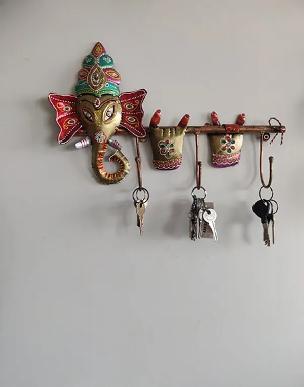 Golden_Lord_Shree_Ganpati_Playing_Flute_Key_Holder_With_Handpainted_Ears_And_A_Turban_(37_X_24_X_7_Cm)
