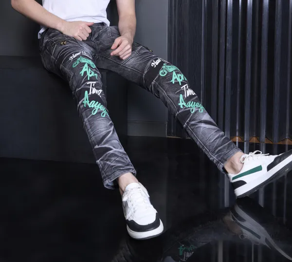Black_Cotton_Blend_Slim_Fit_Jeans_For_Men_With_Diagonal_Pocket