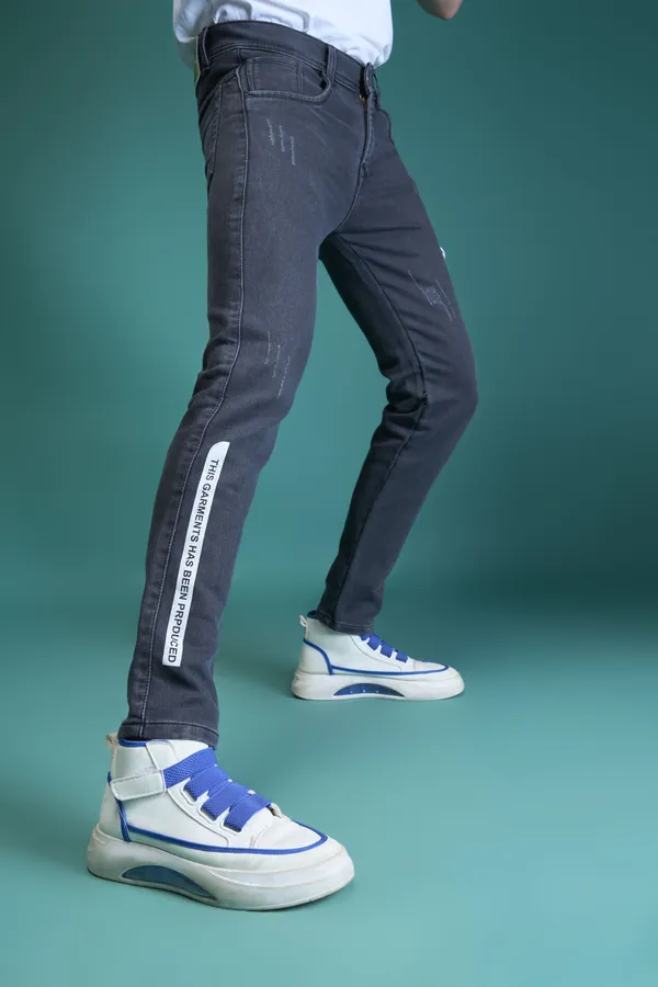 Black_Cotton_Blend_Slim_Fit_Jeans_For_Men_With_Diagonal_Pocket