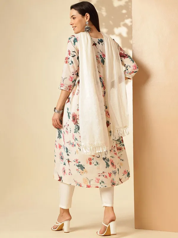 White_Cotton_Fabric_Flared_Kurta_Set_For_Women