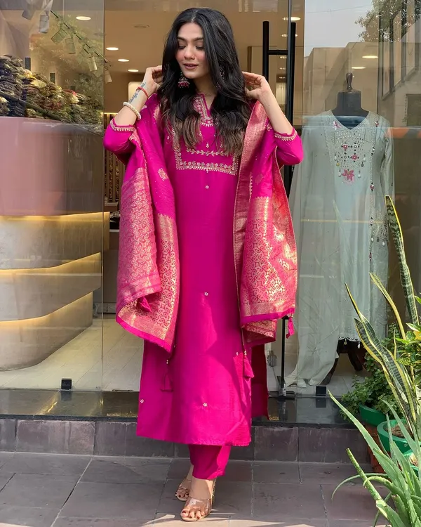 Pink_Embroide_Viscose_Chanderi_Fabric_Straight_Kurta_Pant_And_Dupatta_Set