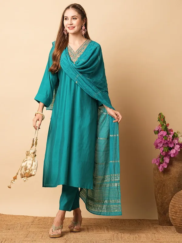 Green_Embroide_Viscose_Chanderi_Silk_Fabric_Straight_Kurta_Pant_And_Dupatta_Set