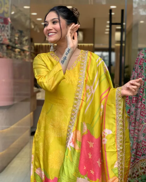 Yellow_Chanderi_Silk_Embroide_Kurta_Pant_Dupatta_Set