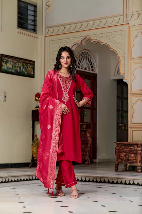 Red_Chanderi_Silk_Fabric_Embroidery_Kurta_Set_For_Women