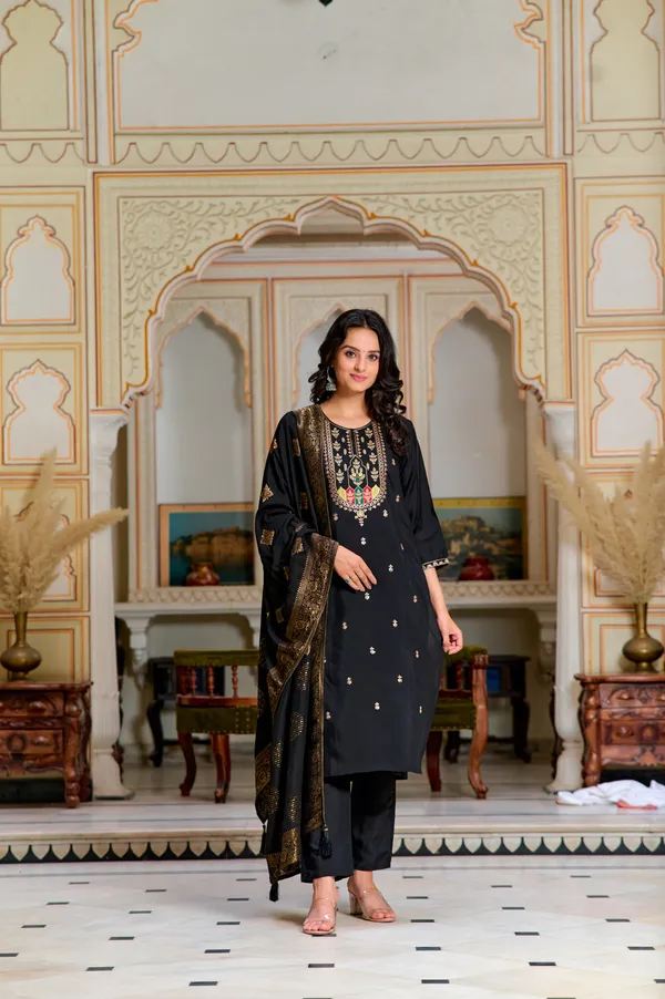 Black_Chanderi_Silk_Fabric_Embroidery_Kurta_Set_For_Women