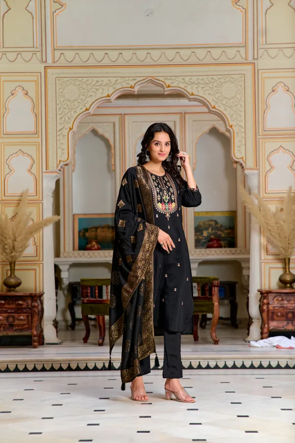 Black_Chanderi_Silk_Fabric_Embroidery_Kurta_Set_For_Women