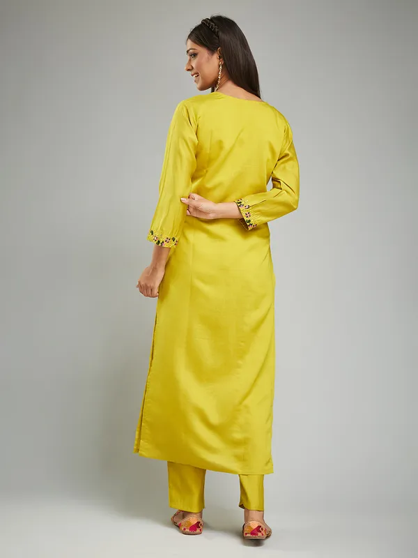 Yellow_Chanderi_Silk_Embroide_Kurta_Pant_Dupatta_Set