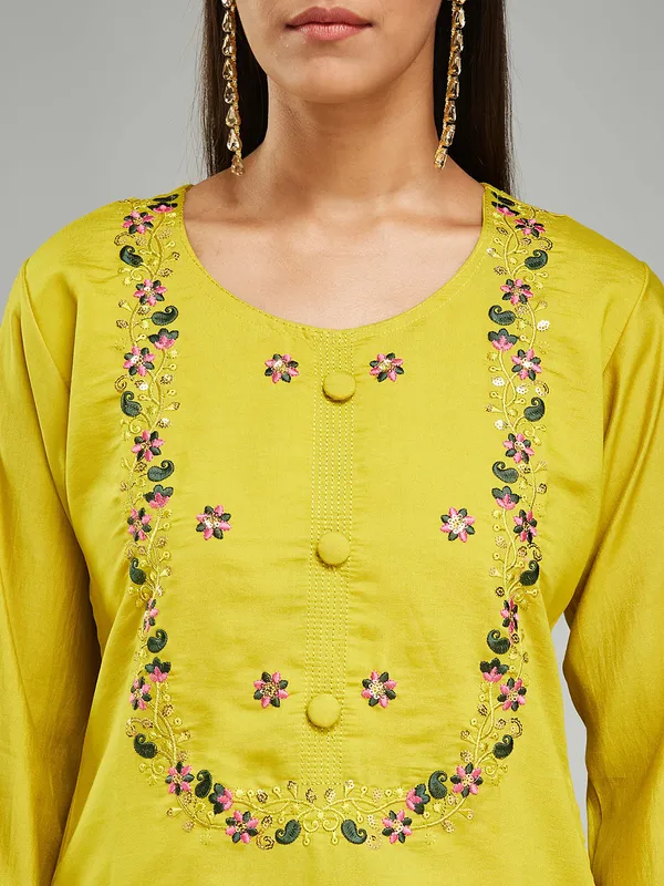 Yellow_Chanderi_Silk_Embroide_Kurta_Pant_Dupatta_Set