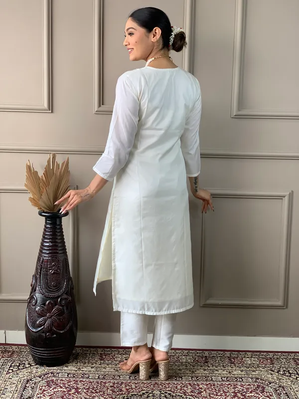 White_Embroide_Viscose_Nylon_Butti_Fabric_Straight_Kurta_Pant_And_Dupatta_Set