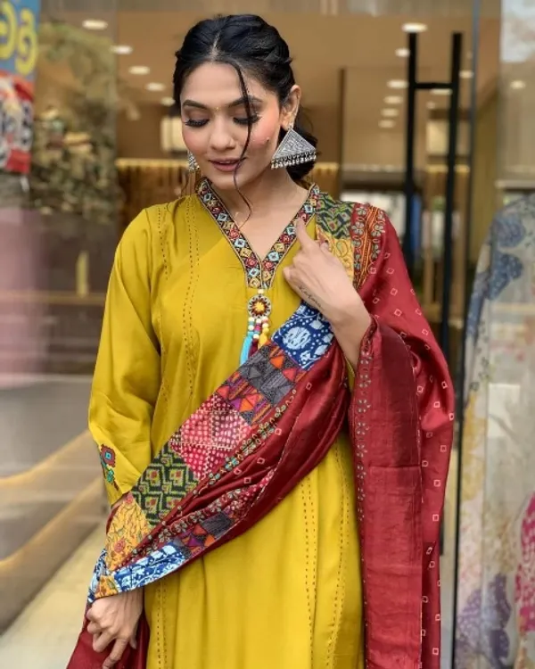 Mustard_Chanderi_Silk_Embroide_Kurta_Pant_Dupatta_Set
