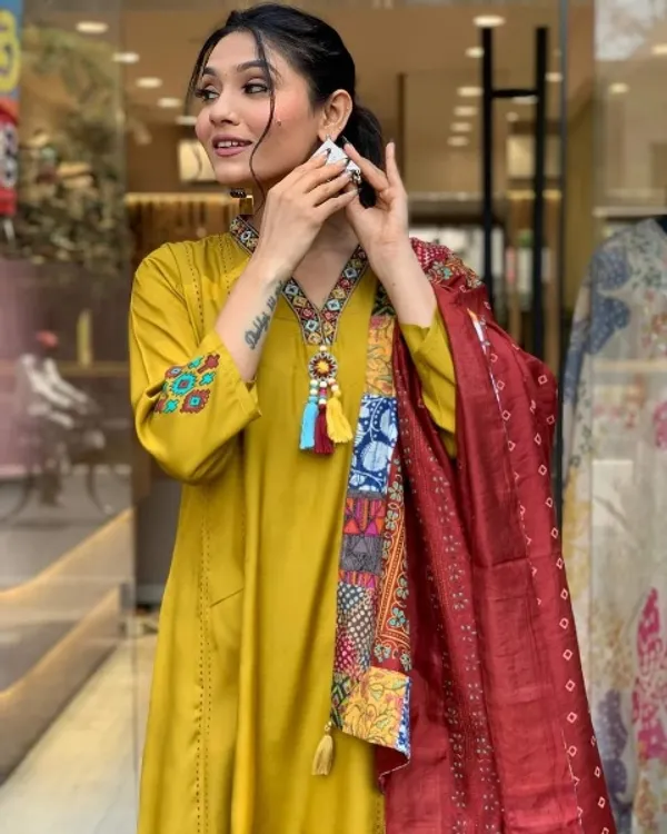 Mustard_Chanderi_Silk_Embroide_Kurta_Pant_Dupatta_Set
