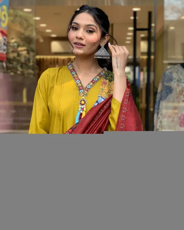 Mustard_Chanderi_Silk_Embroide_Kurta_Pant_Dupatta_Set
