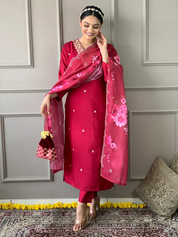Red_Chanderi_Silk_Embroidery_Kurta_Pant_Set_For_Women