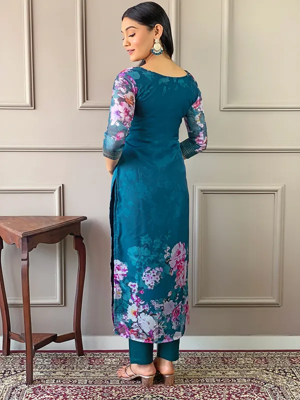 Blue_Viscose_Fabric_Embroidery_Kurta_Set_For_Women