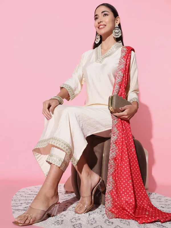 White_Gadwal_Fabric_Embroidery_Kurta_Set_For_Women