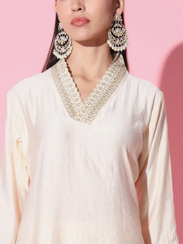 White_Gadwal_Fabric_Embroidery_Kurta_Set_For_Women