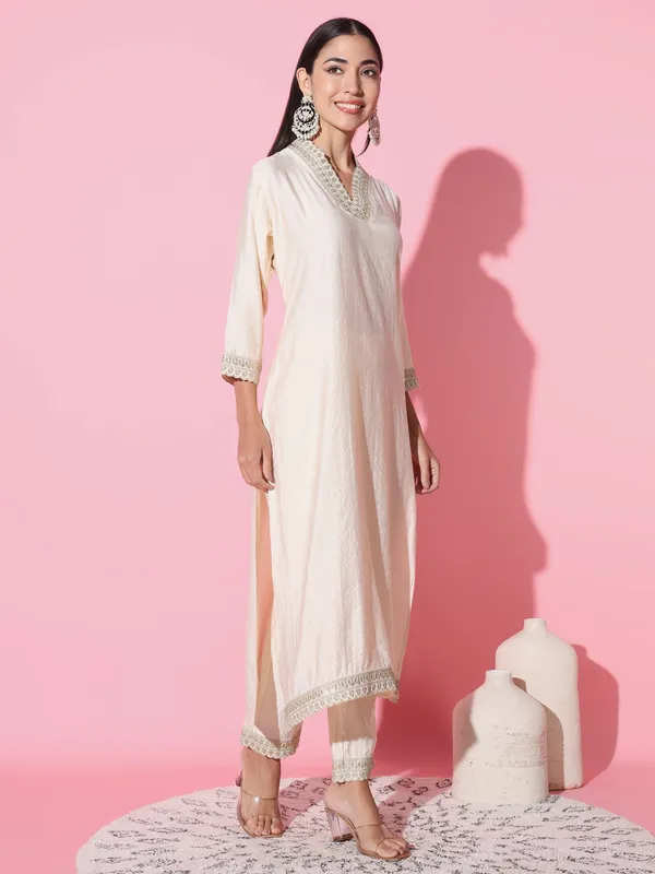 White_Gadwal_Fabric_Embroidery_Kurta_Set_For_Women