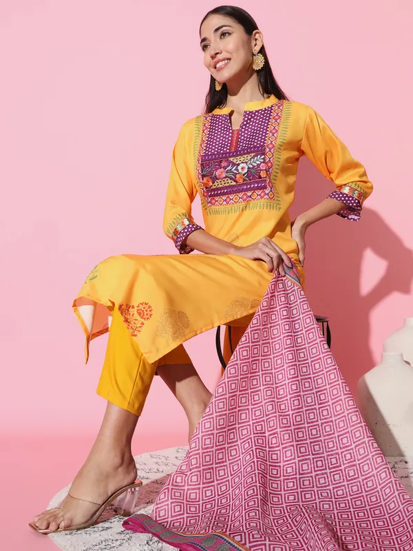 Yellow_Muslin_Fabric_Embroidery_Kurta_Set_For_Women