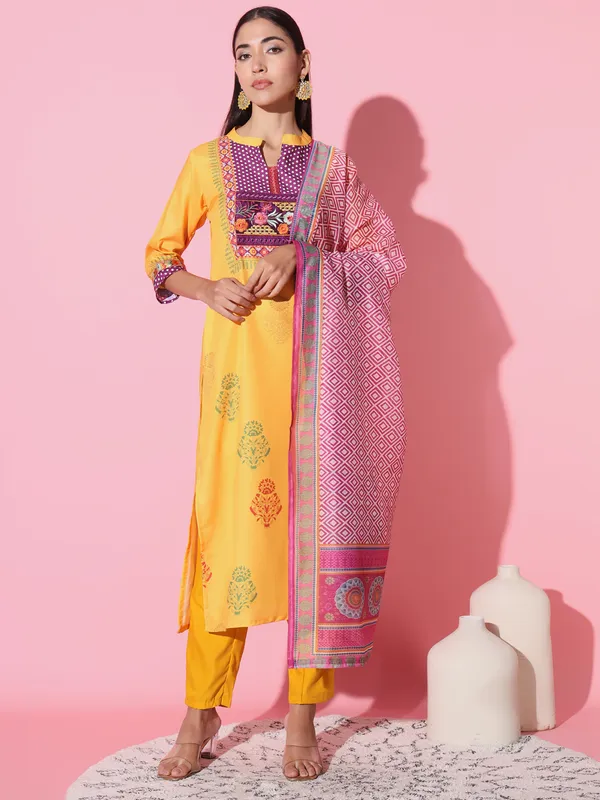 Yellow_Muslin_Fabric_Embroidery_Kurta_Set_For_Women
