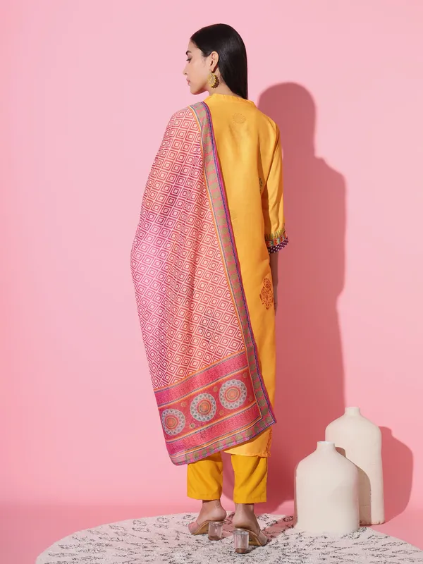 Yellow_Muslin_Fabric_Embroidery_Kurta_Set_For_Women