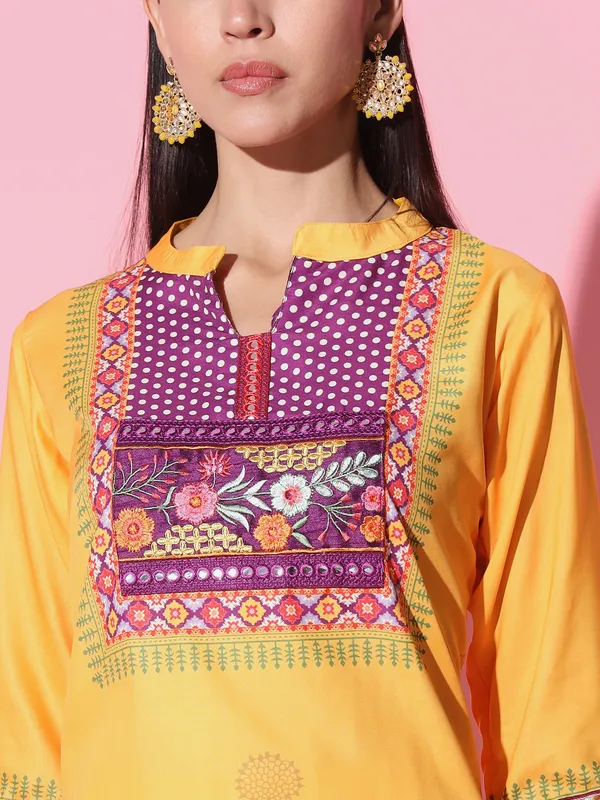 Yellow_Muslin_Fabric_Embroidery_Kurta_Set_For_Women