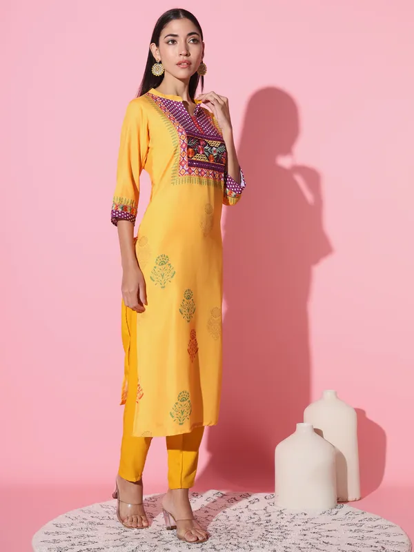 Yellow_Muslin_Fabric_Embroidery_Kurta_Set_For_Women