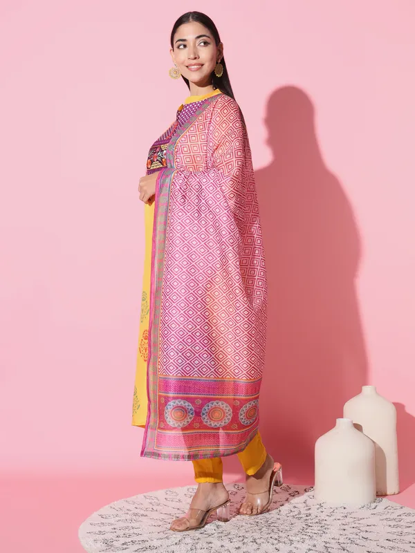 Yellow_Muslin_Fabric_Embroidery_Kurta_Set_For_Women