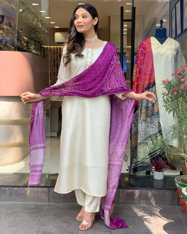 White_Gorgeous_Chanderi_Silk_Embroide_Kurta_Pant_Dupatta_Set