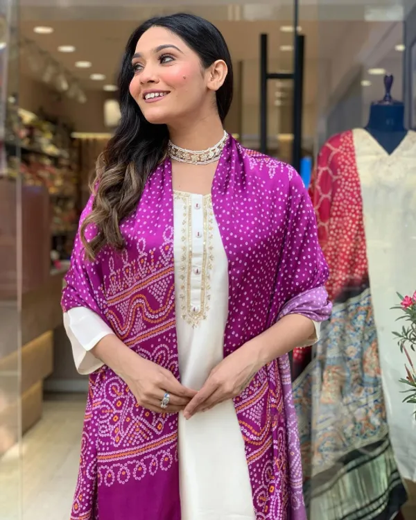 White_Gorgeous_Chanderi_Silk_Embroide_Kurta_Pant_Dupatta_Set