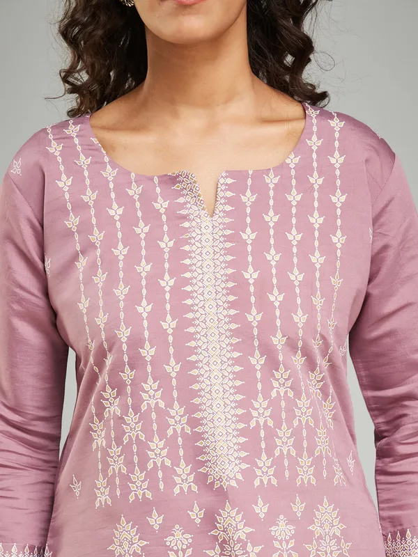Onion_Viscose_Chanderi_Fabric_Printed_Work_Kurta_Pant_And_Dupatta_Set