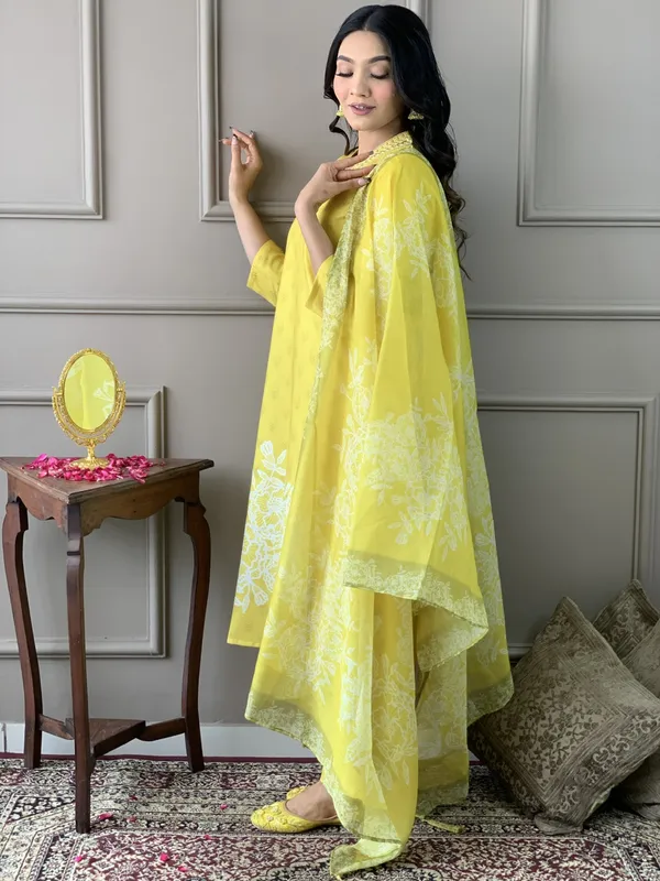 Yellow_Embroide_Fabric_Straight_Kurta_Pant_And_Dupatta_Set