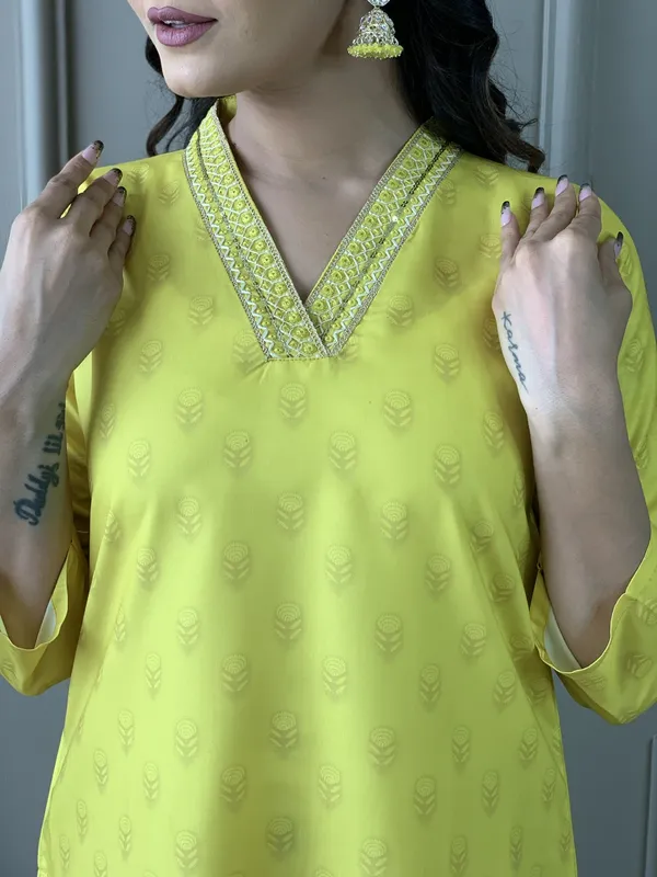 Yellow_Embroide_Fabric_Straight_Kurta_Pant_And_Dupatta_Set