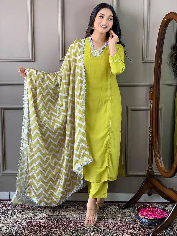 Yellow_Viscose_Fabric_Embroidery_Kurta_Set_For_Women