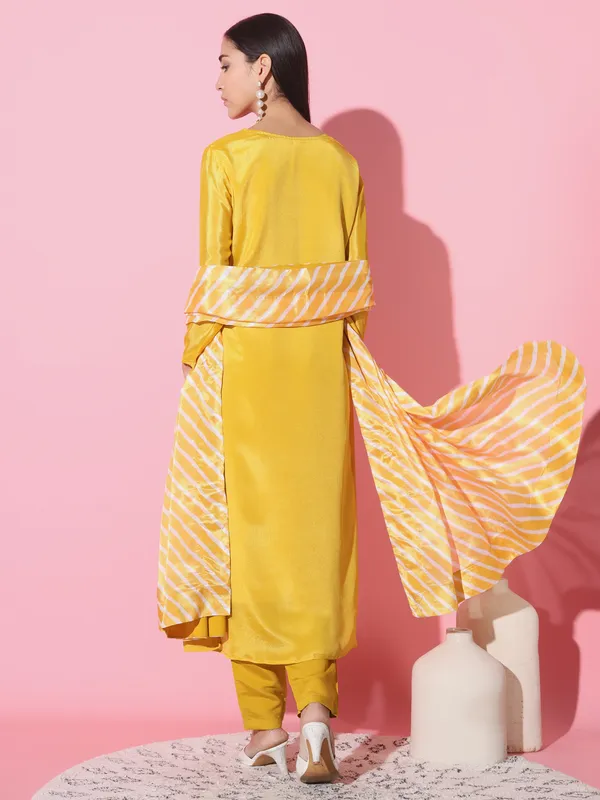 Yellow_Chanderi_Fabric_Embroidery_Kurta_Set_For_Women