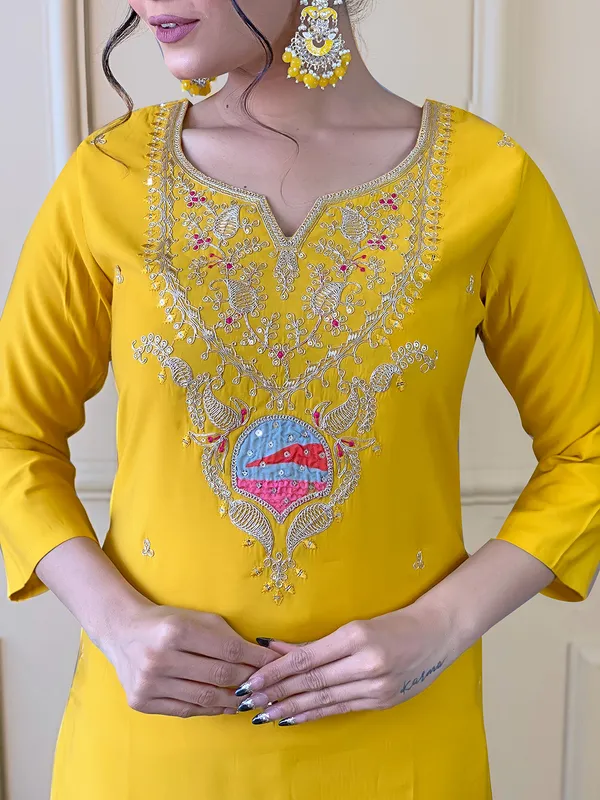 Yellow_Viscose_Fabric_Embroidery_Kurta_Set_For_Women