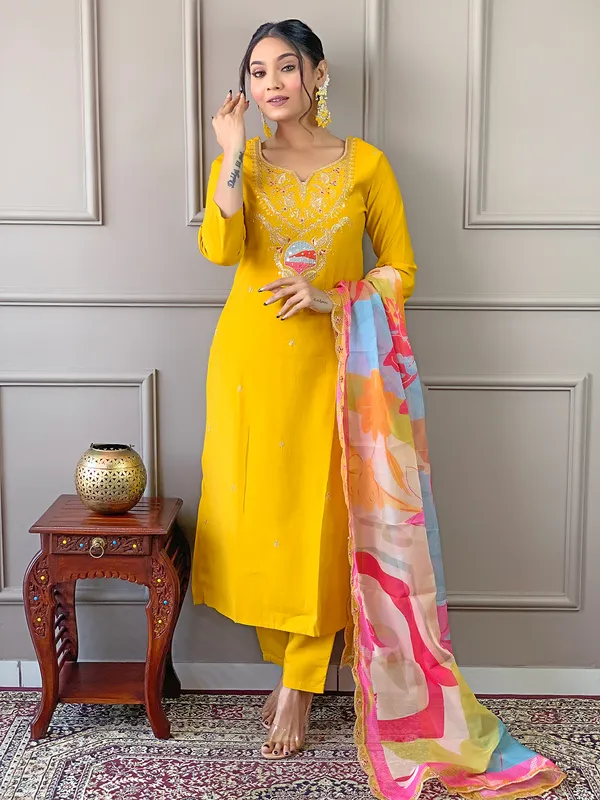 Yellow_Viscose_Fabric_Embroidery_Kurta_Set_For_Women
