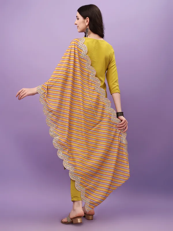 Yellow_Viscose_Fabric_Embroidery_Kurta_Set_For_Women