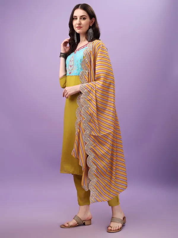 Yellow_Viscose_Fabric_Embroidery_Kurta_Set_For_Women