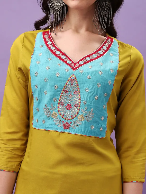 Yellow_Viscose_Fabric_Embroidery_Kurta_Set_For_Women