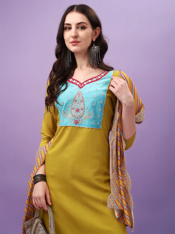 Yellow_Viscose_Fabric_Embroidery_Kurta_Set_For_Women