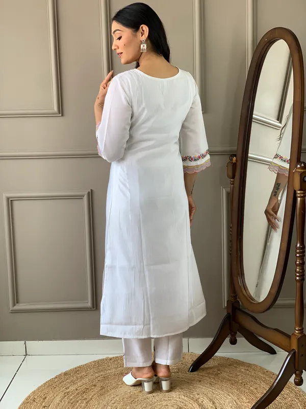 White_Chanderi_Silk_Fabric_Thread_Work_Kurta_Set_For_Women