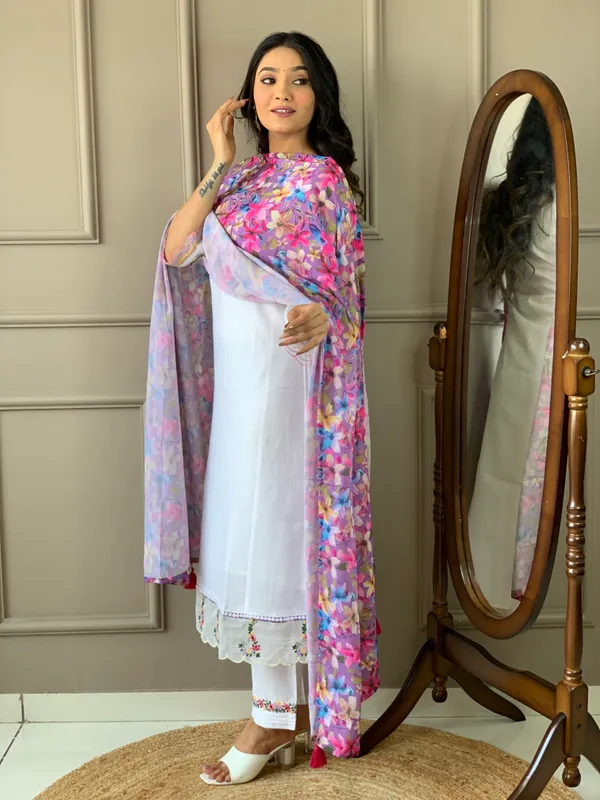 White_Chanderi_Silk_Fabric_Thread_Work_Kurta_Set_For_Women