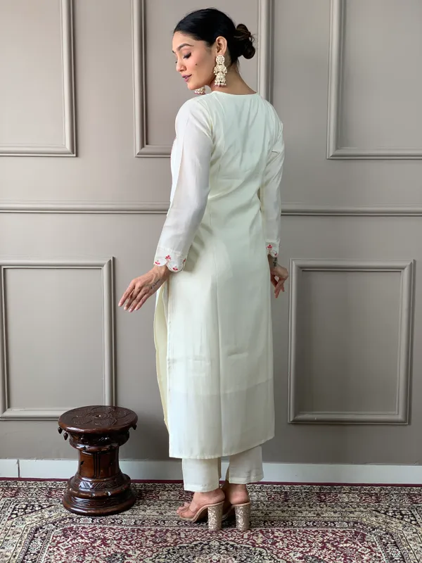 White_Floral_Chanderi_Fabric_Straight_Kurta_Pant_And_Dupatta_Set