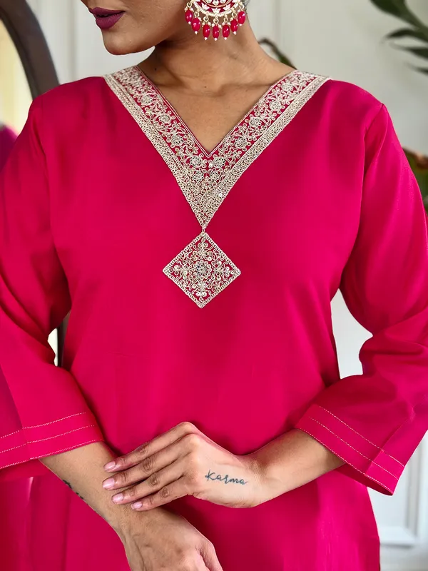 Red_Floral_Chanderi_Silk_Fabric_Straight_Kurta_Pant_And_Dupatta_Set