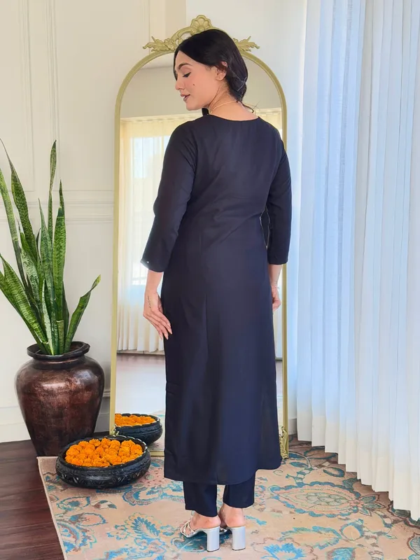 Black_Embroide_Viscose_Chanderi_Fabric_Straight_Kurta_Pant_And_Dupatta_Set